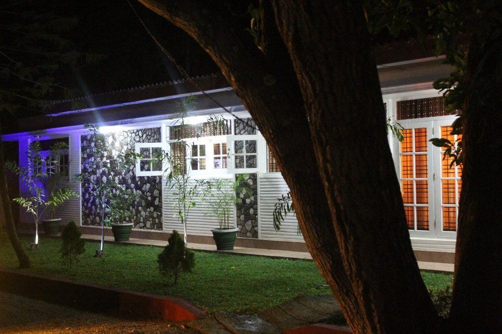 Nirmala Hotel And Restaurant Полоннарува Экстерьер фото